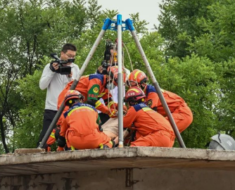 救援三腳架可對(duì)破拆的建筑構(gòu)件起牽引保護(hù)作用